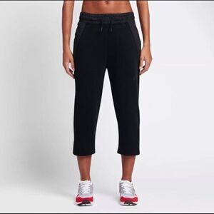 NWT Nike Tech Pack Capri Workout Pant Black Crop Athletic Gym New with Tags Xs